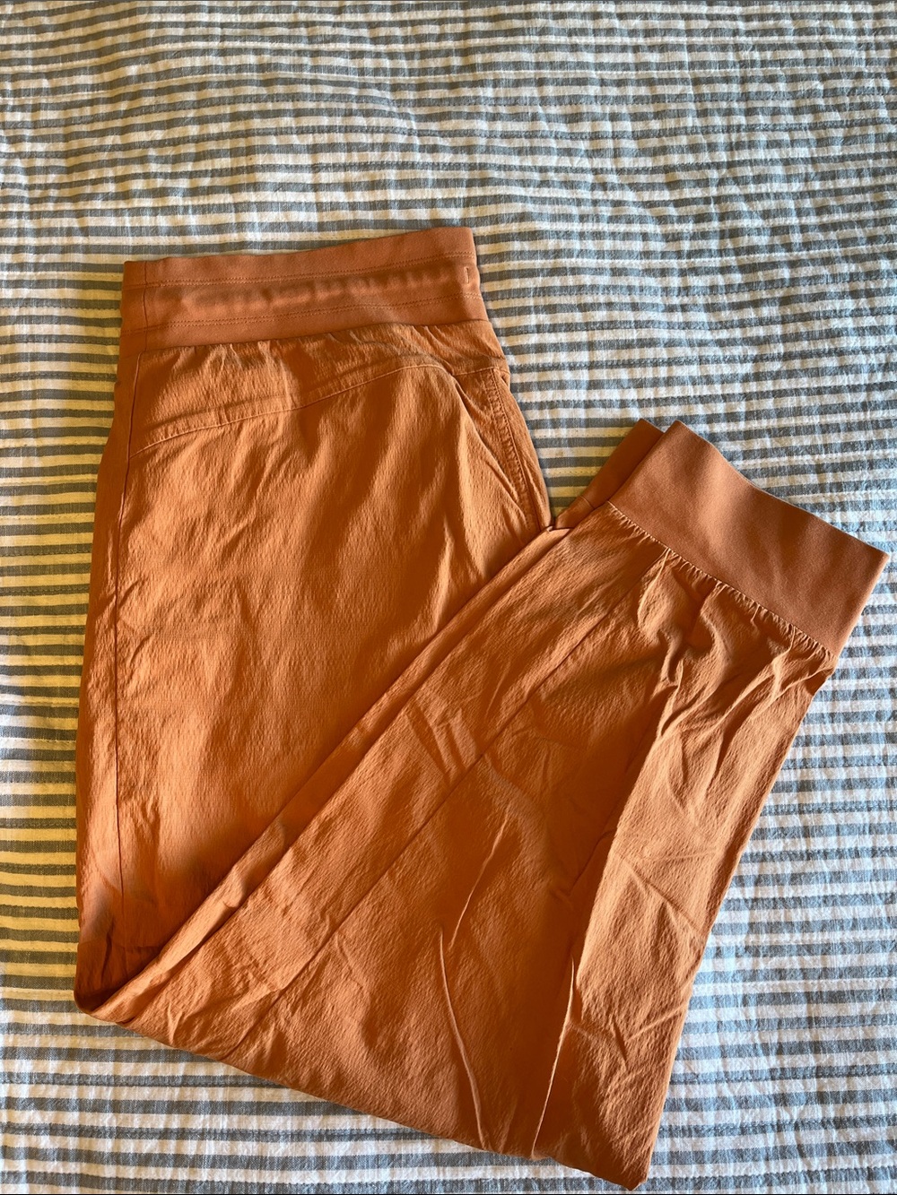Athleta coral Orange Lightweight Trekkie North Crop 23” Joggers
